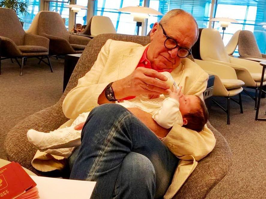 Ставший отцом в 78 лет бакинец Эммануил Виторган впервые показал новорожденную дочь – ФОТО