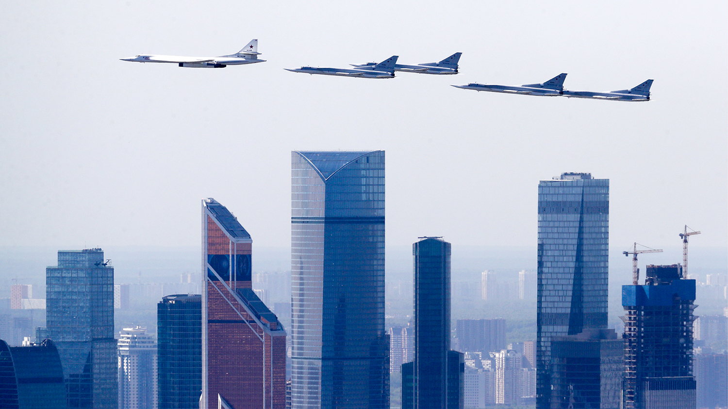 Сити самолеты. Москва Сити. Самолет над Москвой. Самолёт на фоне Москва Сити. Самолет над небоскребами.