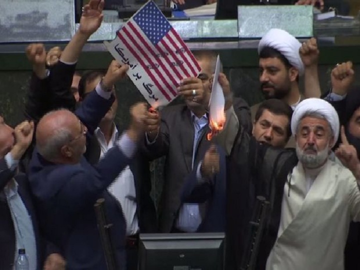 İran parlamentində ABŞ bayrağını yandırdılar – FOTO