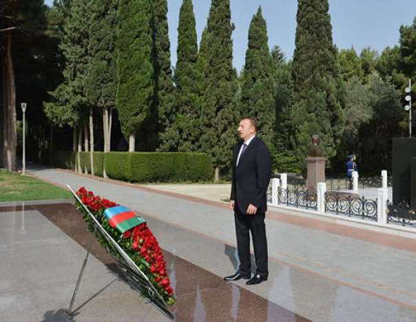 Prezident İlham Əliyev ümummilli lider Heydər Əliyevin məzarını ziyarət edib