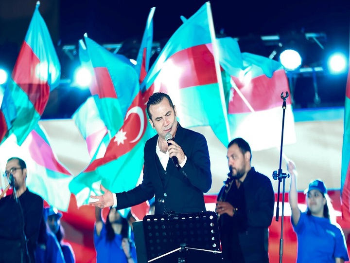 Türkiyəli müğənninin Gəncədə möhtəşəm konserti olub – FOTO