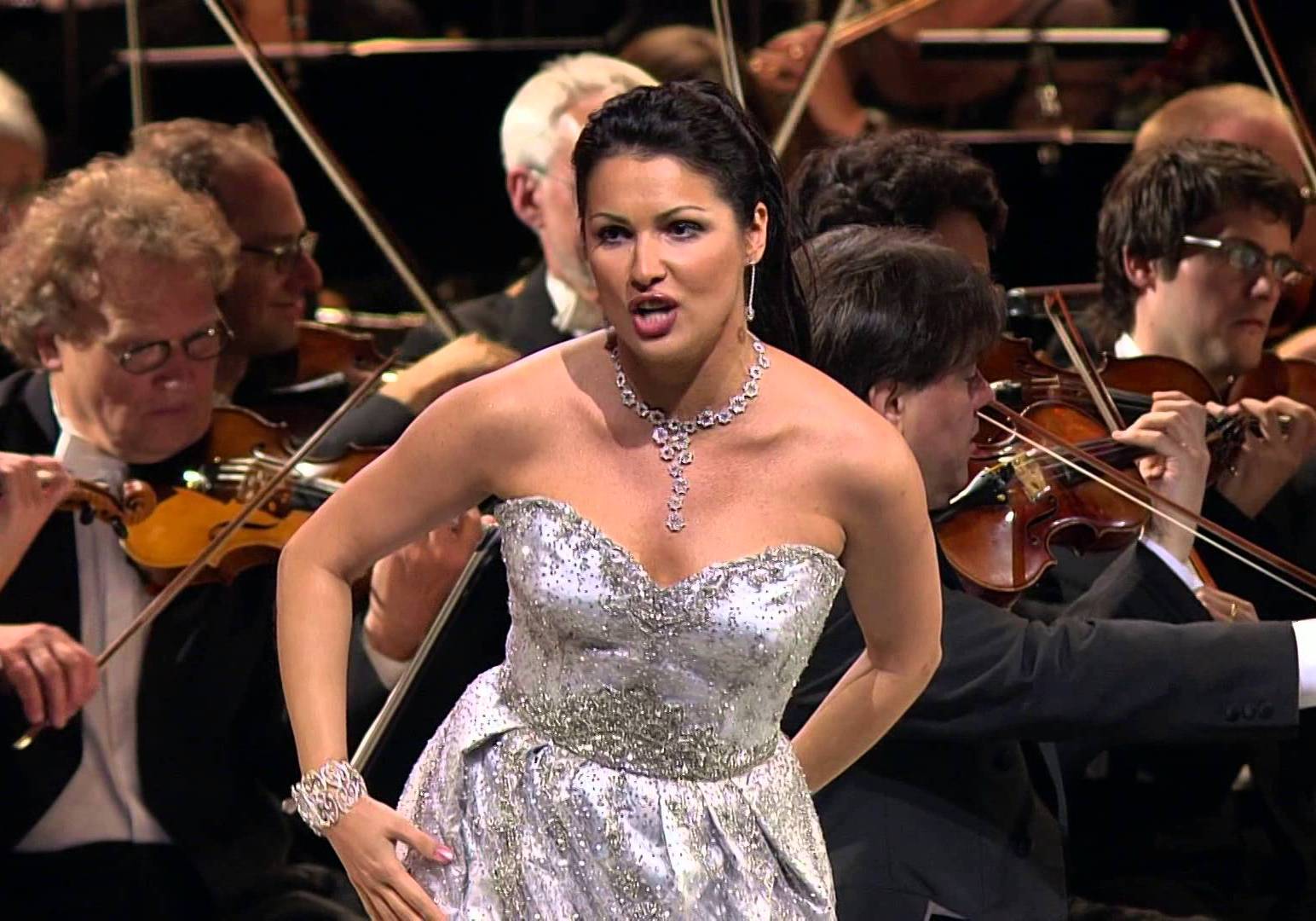 Anna Netrebko “Dostluq” ordeni ilə təltif edilib