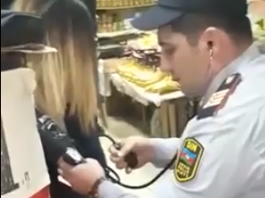 В Баку полицейский помог потерявшей сознание девушке – ВИДЕО