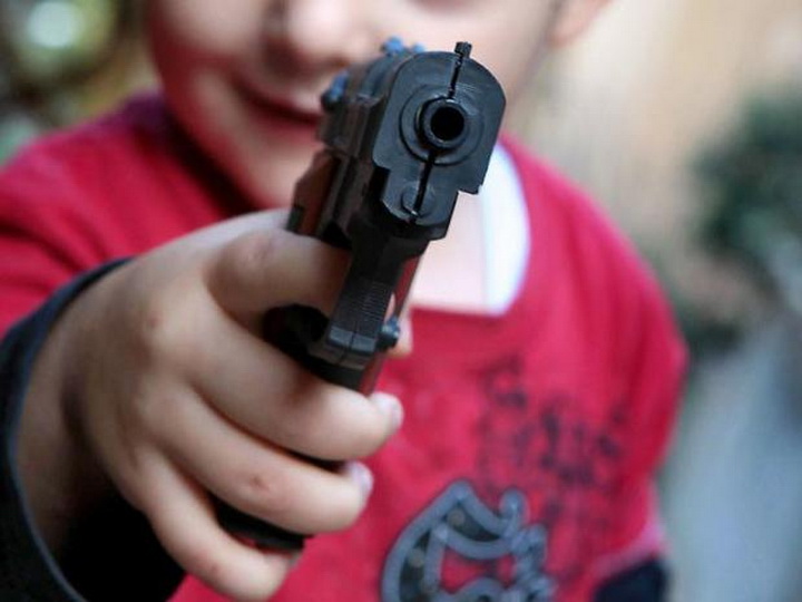 В Азербайджане 5-летний мальчик случайно застрелил свою мать
