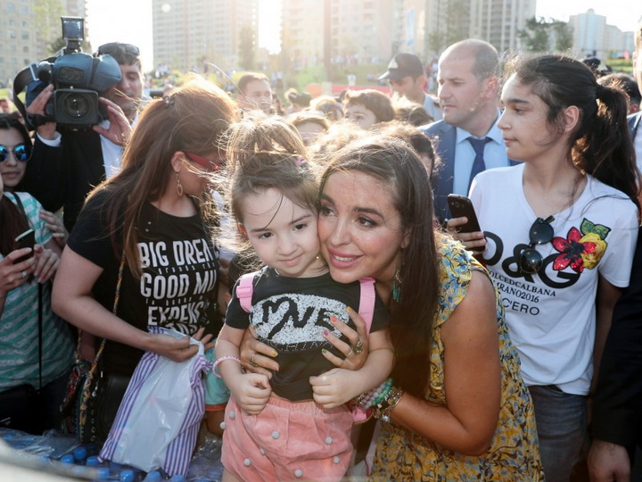 Leyla Əliyeva Heydər Əliyev Mərkəzinin parkında Uşaq festivalında iştirak edib - FOTO