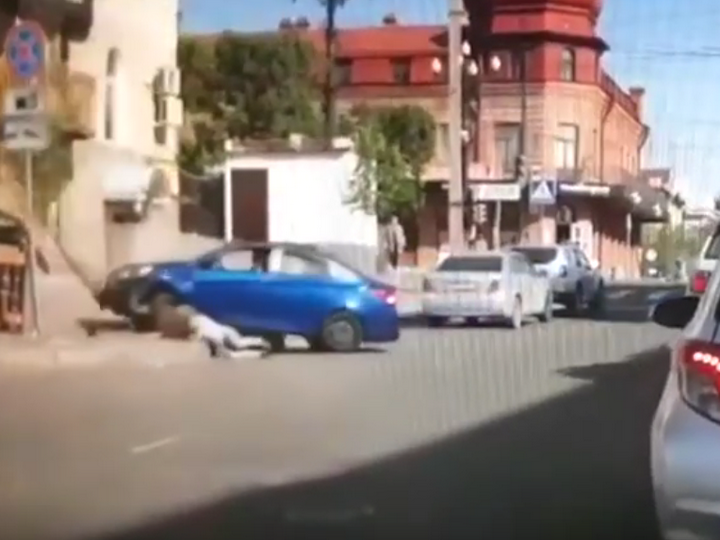 В России разъяренный муж сбил на машине жену после ссоры – ВИДЕО