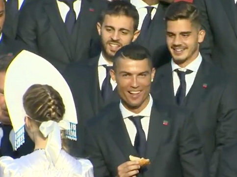 Хлеб с солью и «Подмосковные вечера». Как встречали Криштиану Роналду в России – ФОТО - ВИДЕО