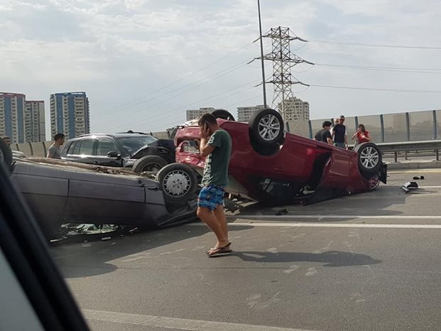 В Баку произошла цепная авария, возникла пробка - ФОТО