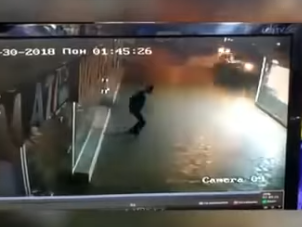 Мужчина чудом уцелел в страшном ДТП в Баку – ВИДЕО