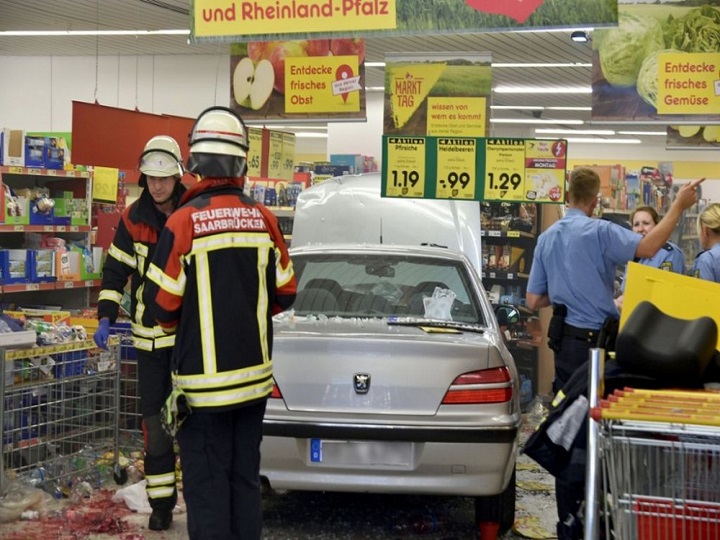 91 yaşlı kişi maşınla supermarketə girib