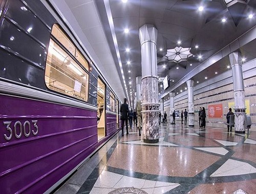 Metroda intihara cəhd - Özünü qatarın altına atdı