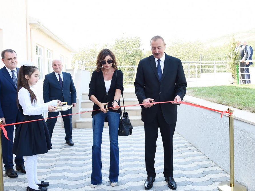 Prezident İlham Əliyev Şamaxı rayonunda Meysəri kənd tam orta məktəbinin yeni binasının açılışında iştirak edib - FOTO