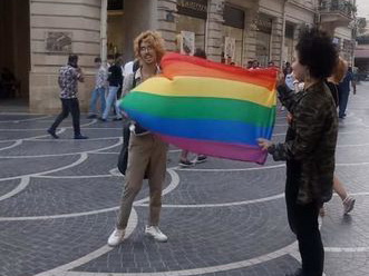 Активист ЛГБТ-сообщества в Баку: Я чувствую себя счастливым, когда держу в руках этот флаг – ФОТО – ОБНОВЛЕНО