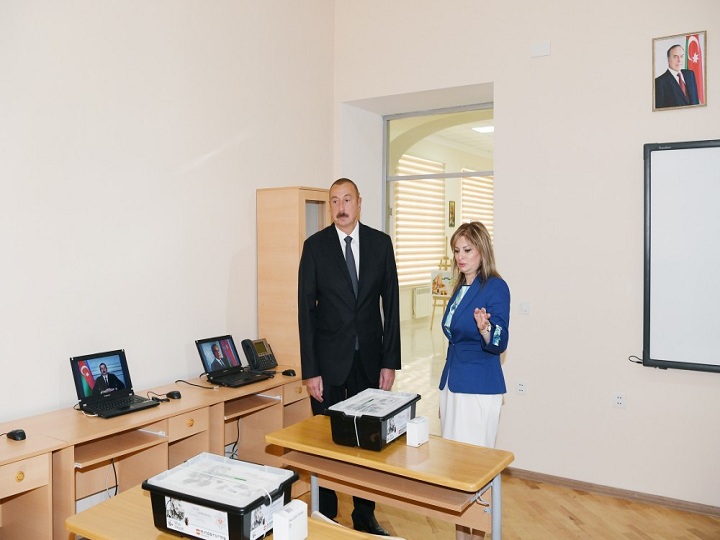 Prezident 8 nömrəli tam orta məktəbdə yaradılan şəraitlə tanış olub – FOTO – YENİLƏNİB