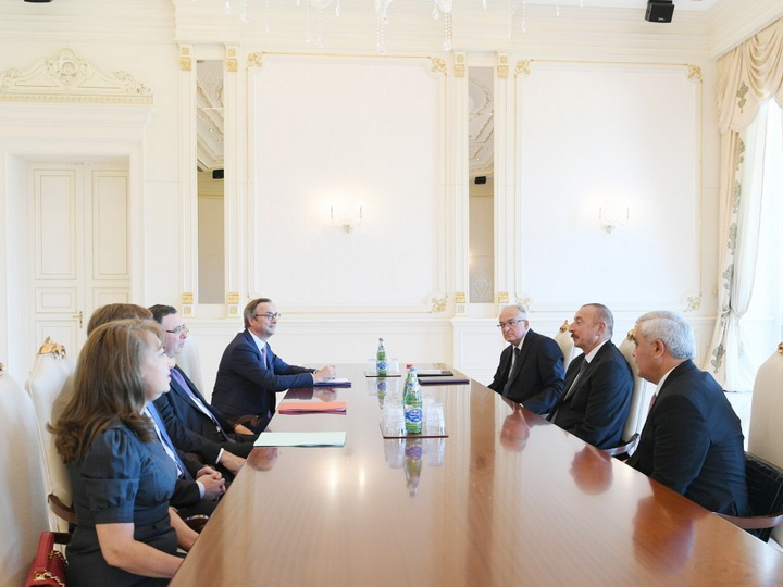 Президент Ильхам Алиев принял делегацию во главе с генеральным исполнительным директором компании TOTAL