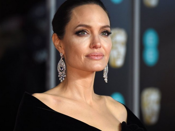 СМИ: Анджелина Джоли тайно обручилась с миллиардером