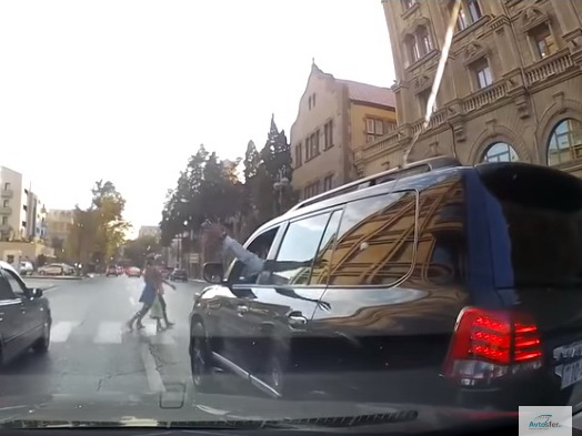 В центре Баку «крутой» водитель внедорожника умышленно «подрезал» седан – ВИДЕО