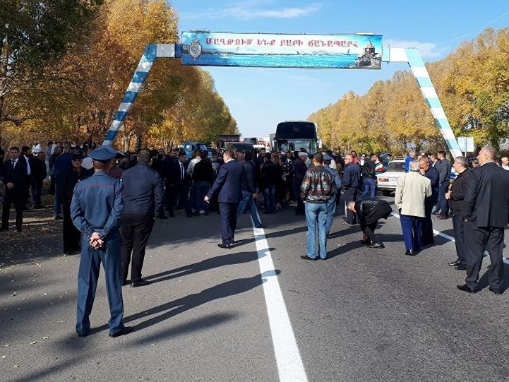 В Армении родственники полицейских, арестованных за пытки, перекрыли дорогу с требованием их освобождения