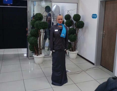 Məşhur robot Sofiya “ASAN xidmət” mərkəzində könüllü olub – FOTO