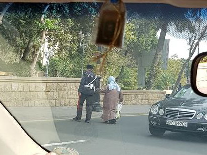 В Баку полицейский помог пожилой туристке – ФОТО