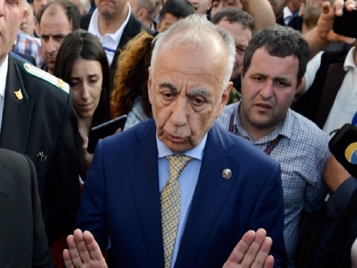 Hacıbala Abutalıbov etirazçıların qarşısına çıxdı: “Dayandırın, nə qədər edir mən verirəm” - VİDEO
