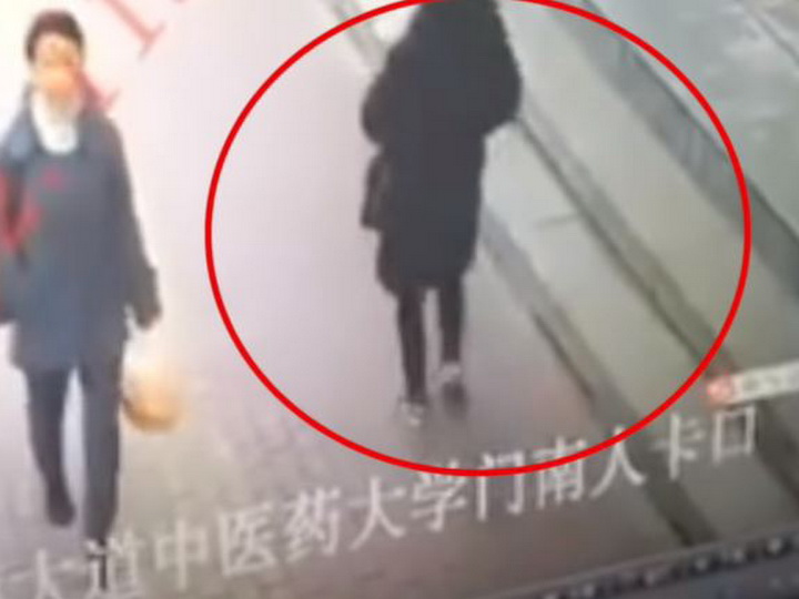 В Китае женщина провалилась под тротуар - ВИДЕО