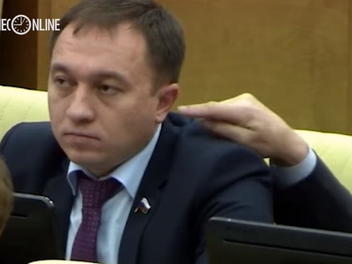 Депутат попытался засунуть палец в ухо коллеге - ВИДЕО