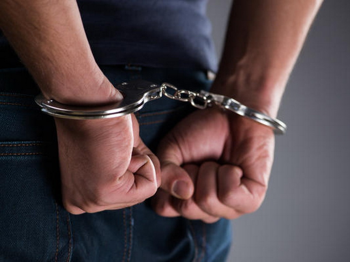 В Азербайджане задержан экс-полицейский, развлекавшийся в отеле с несовершеннолетней