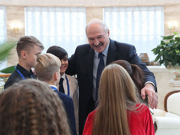 «Если проиграешь товарищу из Армении»: Лукашенко сказал, что будет с белорусским певцом