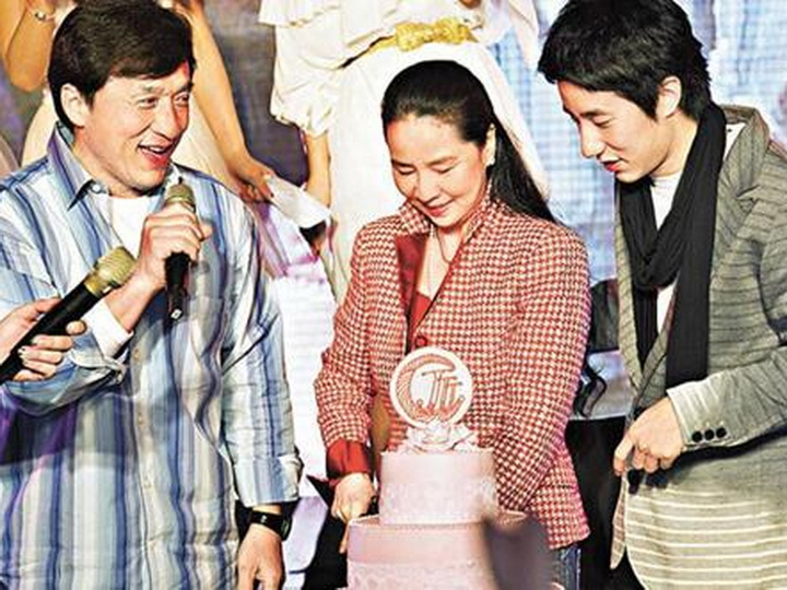 Джеки чан семья жена. Жена Джеки Чана. Линь Фэнцзяо и Джеки Чан 2021. Джеки Чан с женой 2021.