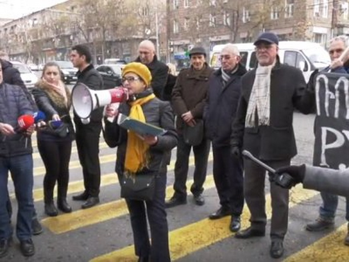 Перед посольством РФ в Ереване две акции: «За вывод российской военной базы» и «Навеки с Россией» - ВИДЕО