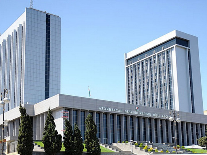В Баку проходит пленарное заседание Милли Меджлиса