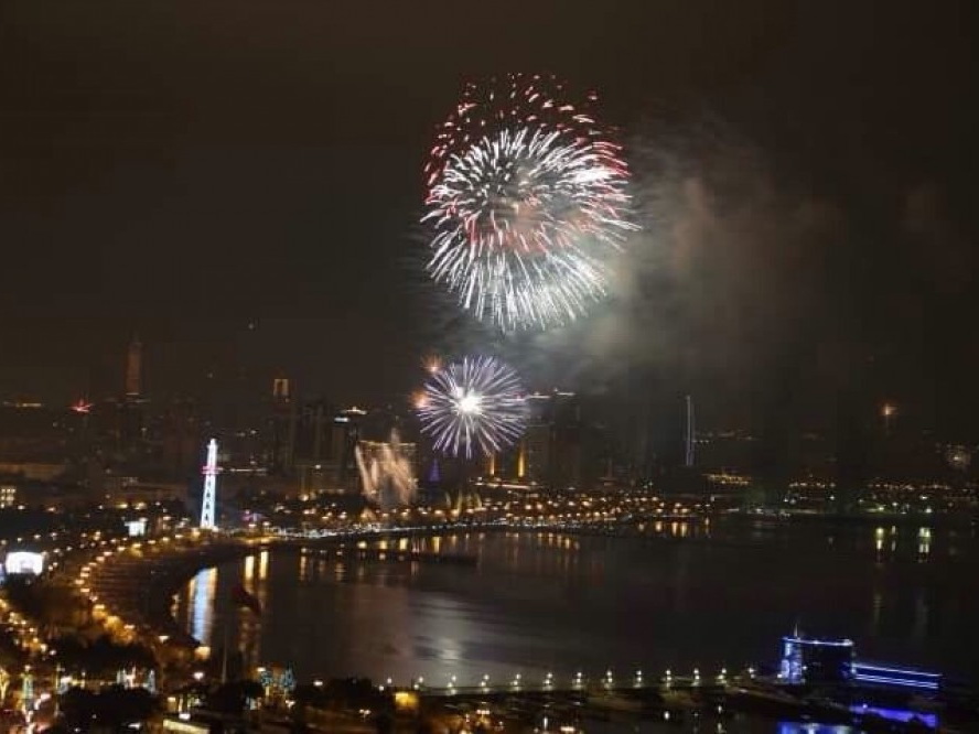 Bakı 2019-cu ili möhtəşəm atəşfəşanlıqla qarşıladı - FOTO