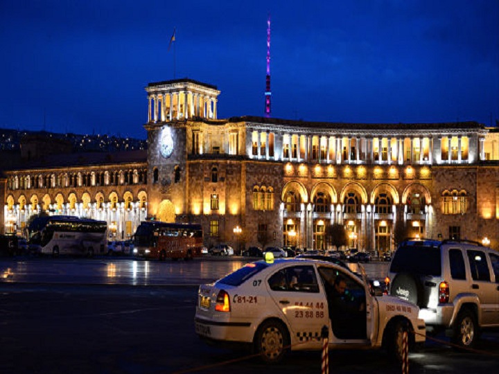 İrəvanda maşın dayanacağa girib, yaralılar var