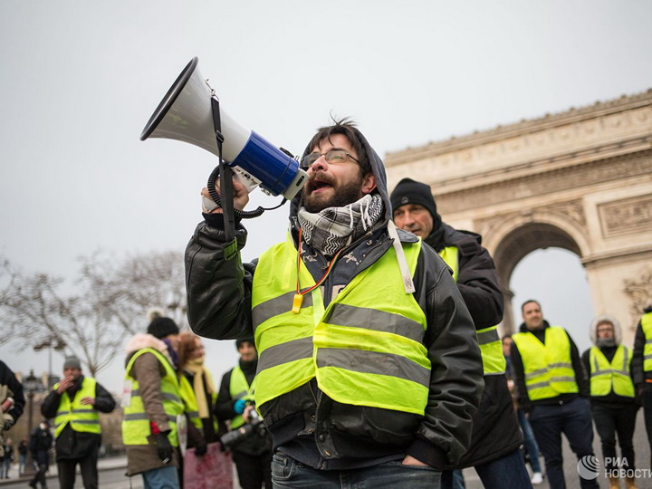 «Желтые жилеты» собрались на девятую акцию протеста в Париже