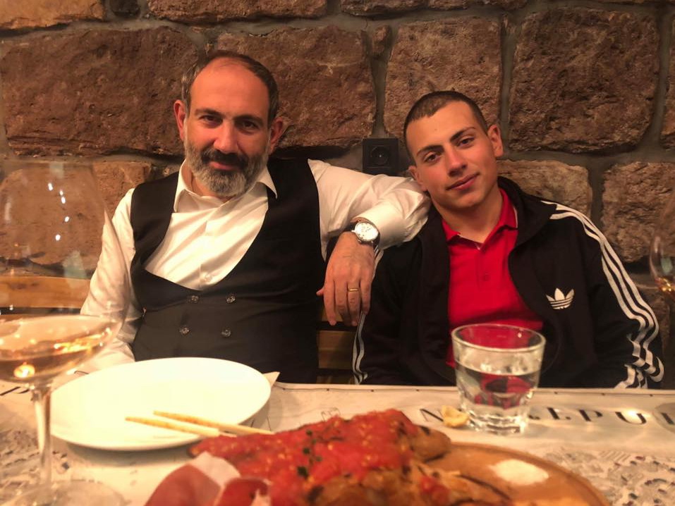 Пашинян вместе сыном ест шашлык на «радость» голодающим армянам - ФОТО