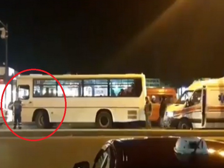 В Баку водитель автобуса заблокировал на дороге «Скорую» и освободил проезд, только когда на него накричали – ВИДЕО