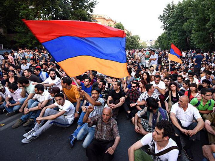 Армяне не хотят войны, но и мира тоже не хотят. Что происходит?