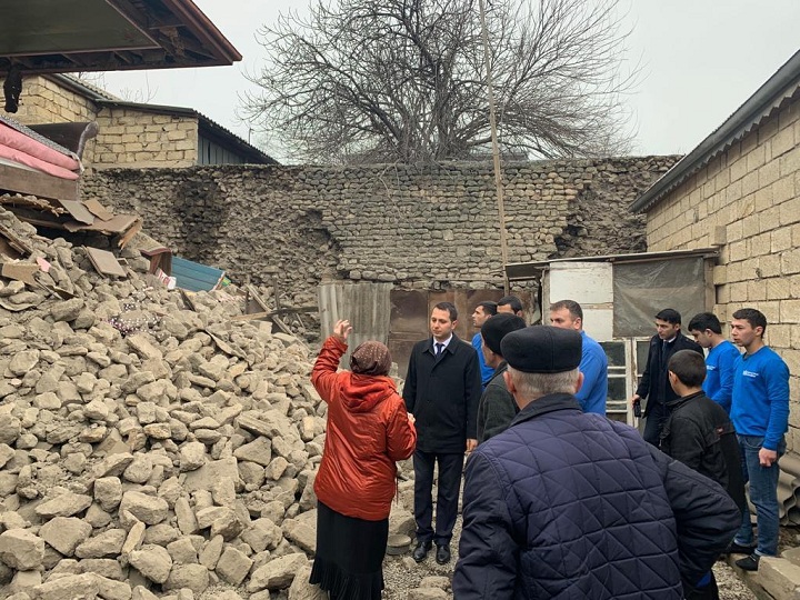 Heydər Əliyev Fondunun nümayəndələri zəlzələ bölgəsində sakinlərlə görüşür – FOTO