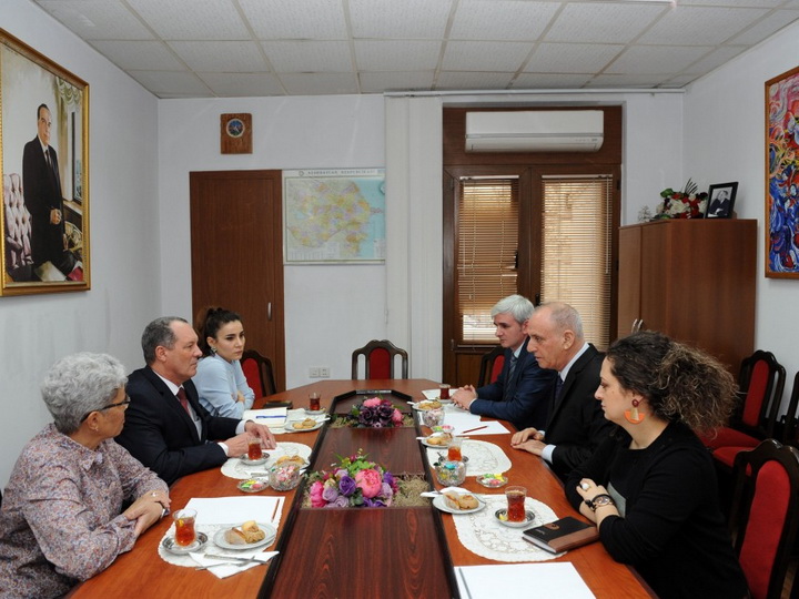 Посол Кубы в Азербайджане ознакомился с деятельностью отдела испанского языка АЗЕРТАДЖ - ФОТО