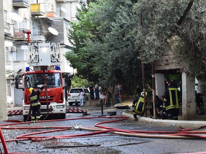 В Баку произошел пожар в многоэтажном здании, эвакуированы 12 человек