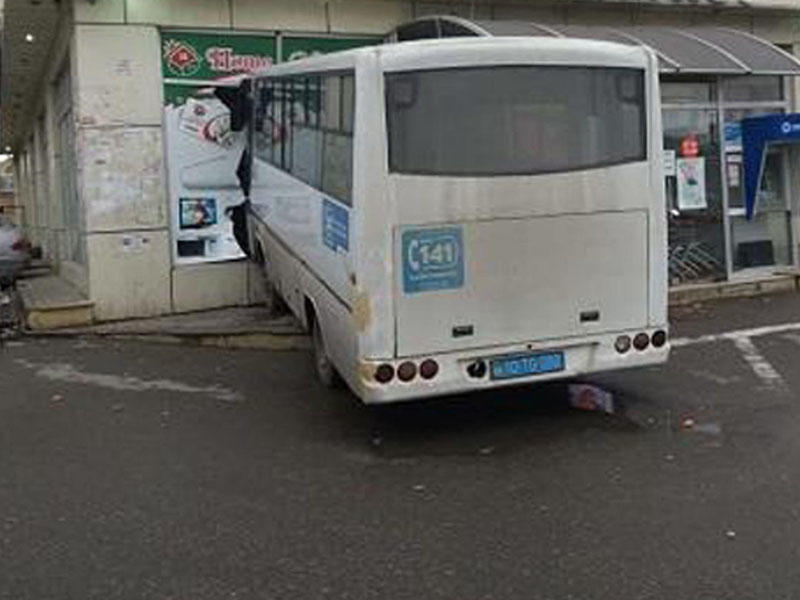 Bakıda avtobus mağazaya çırpıldı: yaralılar var - VİDEO