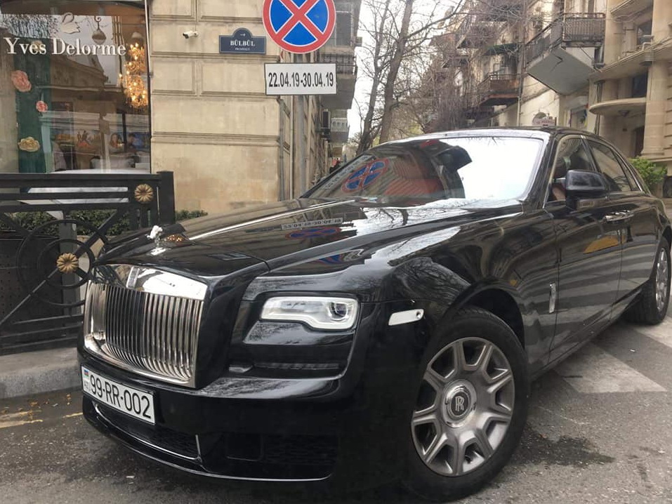 “Rolls-Royce”-un sürücüsü Bakıda piyada keçidini zəbt etdi – FOTO