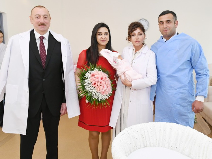 Президент Ильхам Алиев и первая леди Мехрибан Алиева встретились с родителями 10-миллионного жителя Азербайджана - ФОТО - ВИДЕО