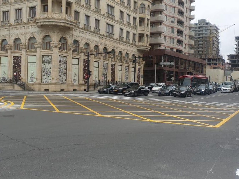 На перекресток в центре Баку нанесли «вафельницу» - ФОТО