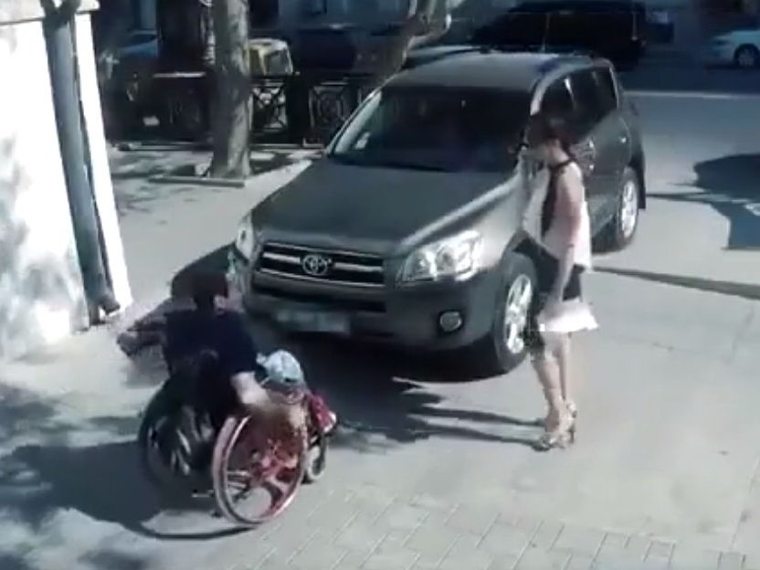 «Дайте инвалиду дорогу»: Трогательное видео о том, почему нельзя парковаться на тротуаре в Баку - ВИДЕО