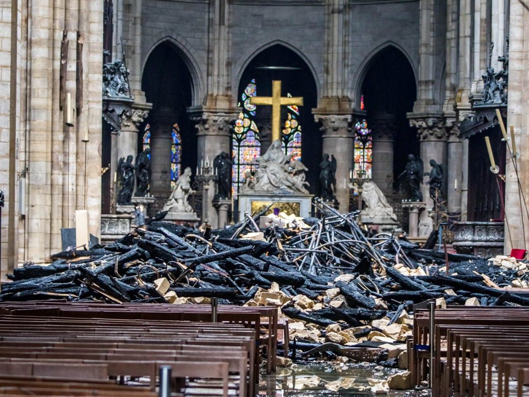 Пожертвования на реконструкцию парижского собора достигли миллиарда евро - ФОТО