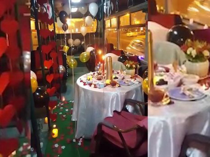 «Бакинская романтика»: Супруги-индусы отметили годовщину свадьбы в автобусе – ФОТО