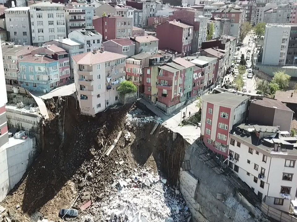 В Стамбуле обрушился четырёхэтажный дом - ВИДЕО