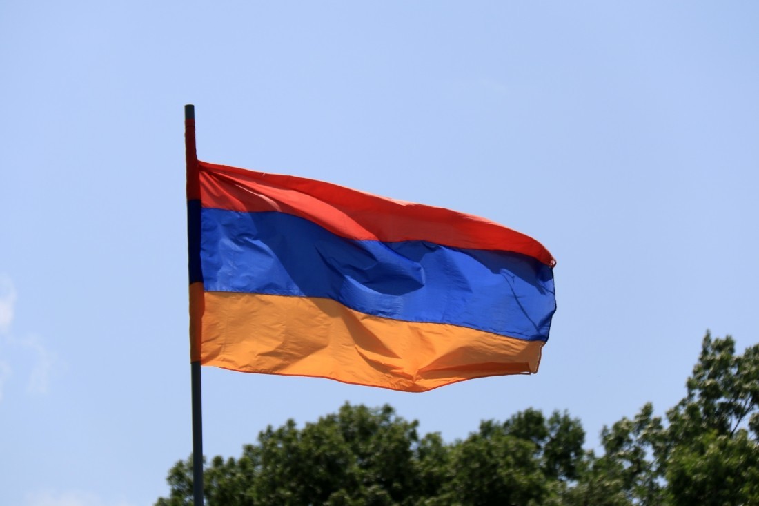 Армения экономика. Флаг Армении. Флаг первой Республики Армении. Армянский флаг в Ереване. Армения правительство флаг.